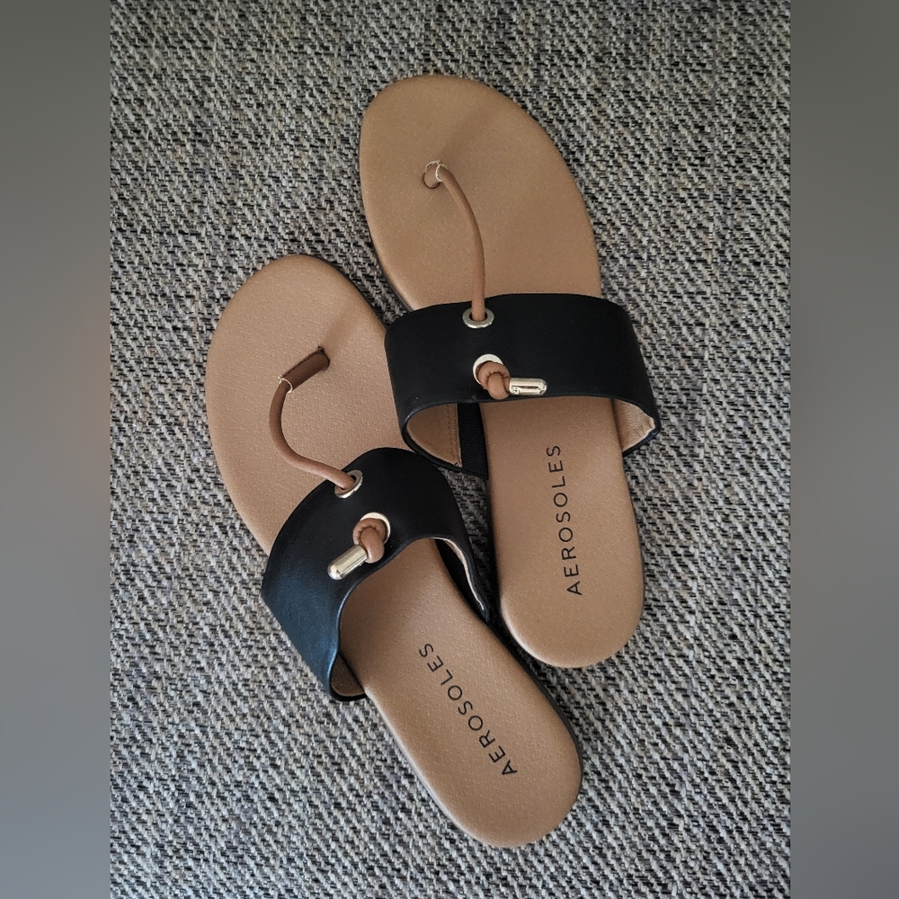 AEROSOLES Thong Faux Black Leathet Sandals Size 9